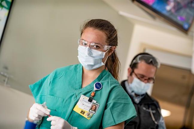 戴着外科口罩的护士在DHMC和十大网赌平台推荐希区柯克诊所